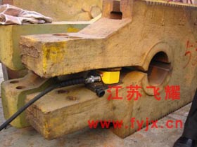 油田大型銷軸的拆卸現(xiàn)場(chǎng)圖