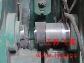 輥壓機回退液壓油缸使用圖